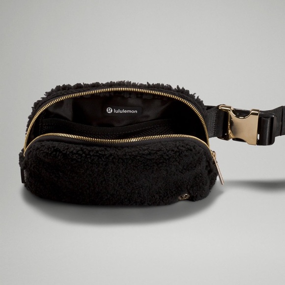 LULULEMON ATHLETICA | Everywhere Belt Bag *Fleece in Black - Picture 6 of 7